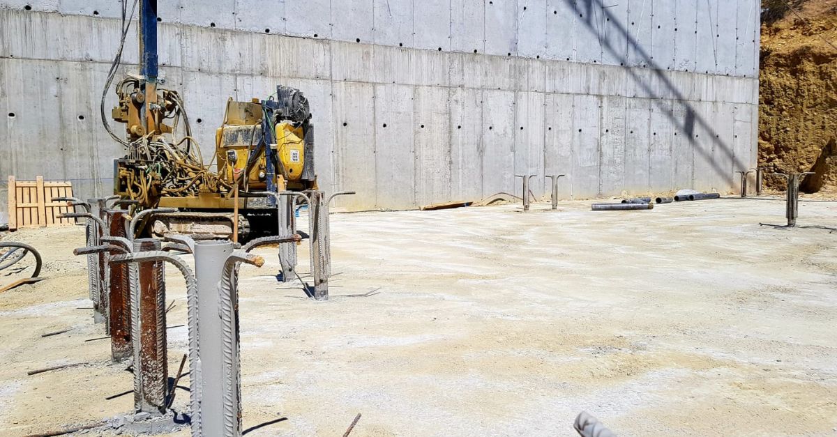 Micropilotes inyectados y emergiendo del terreno antes de su conexión estructural.
